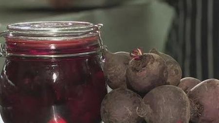 Sfeclă roșie pentru iarnă întreagă. Rețetă simplă de conservă naturală la borcan