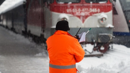 Viscolul și ninsoarea au dat peste cap circulația trenurilor. Traficul feroviar este în continuare blocat în unele zone ale țării