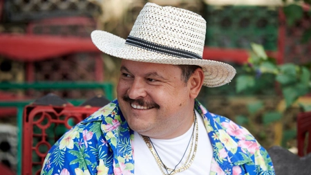 Mihai Bobonete s-a îmbătat, de nu se putea ține pe picioare! A fost dus în braţe până la maşină!