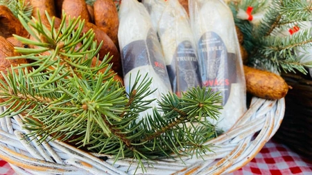 Cu câți lei se vinde 1 kg de cârnați, la Târgul de Crăciun din curtea Ministerului Agriculturii