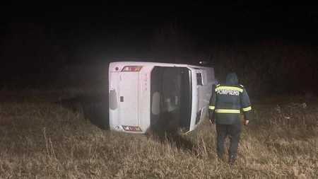 Accident rutier grav în Galați. O persoană a murit, mai multe sunt rănite, după ce un microbuz s-a răsturnat - FOTO, UPDATE