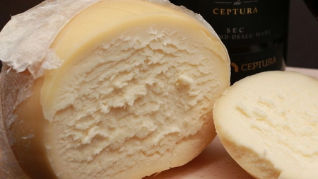 Cum se prepară brânza de burduf. Secretul unui preparat incredibil de gustos
