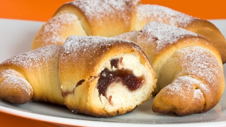 Cele mai pufoase cornuri cu dulceață. Cum să pregătești aluatul perfect
