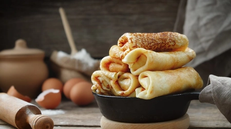 Clătite cu mere și iaurt. Un desert delicios gata în doar câteva minute