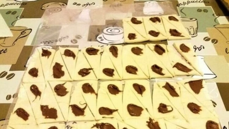 Cornulețe cu Nutella și glazură de caramel. O tentație căreia merită să-i cedezi