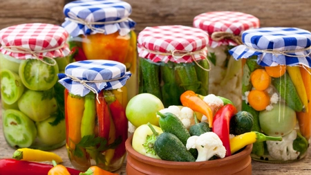 Diverse murături pentru iarnă. Cum să pregătești saramura perfectă pentru murăturile la borcan