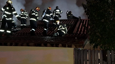 Incendiu puternic în Capitală! Mai multe case au fost cuprinse de flăcări