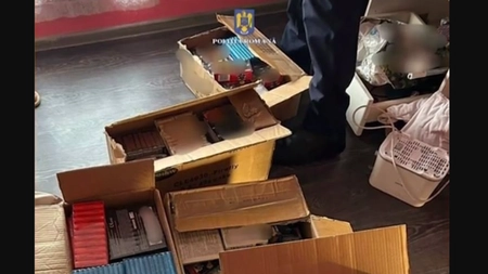 O sută de kilograme de artificii și un pistol ilegal, găsite de către polițiști în locuința unui brăilean