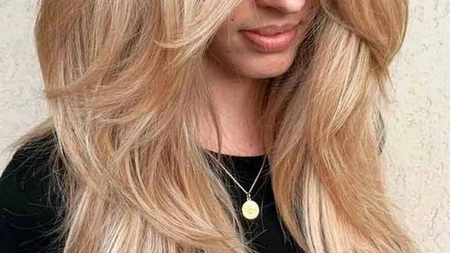Poze cu tunsori în scări pentru păr mediu. Oferă volum coafurii tale optând pentru acest model de look  
