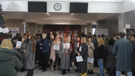 Protest spontan al grefierilor Tribunalului Iași - EXCLUSIV, FOTO