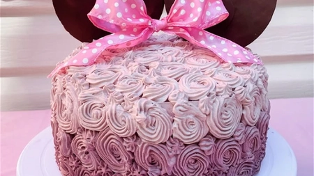 Tort Minnie cu frișcă. Un răsfăț cremos, pentru clipe dulci