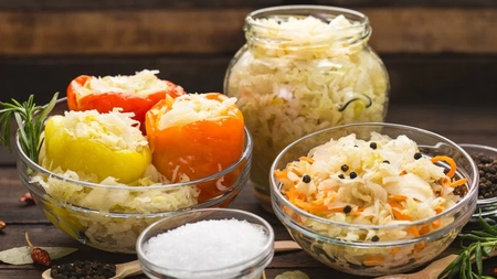 Ardei umputi cu varză, după rețeta ungurească. Un deliciu obținut prin fermentare naturală