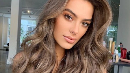 Blond alună deschis. Căror fashioniste li se potrivește această nuanță?