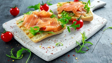 Bruschete cu somon. Un aperitiv gustos și sănătos