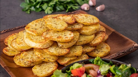 Cartofi rondele la cuptor. Ce condimente să folosești pentru a oferi cartofilor mai multă savoare