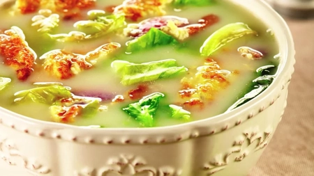 Ciorba de salată cu omletă. Adu un plus de savoare în farfuria ta