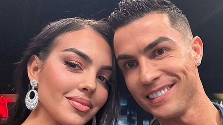 Cristiano Ronaldo și Georgina Rodriguez s-au pozat în mare. „Mă întreb de câte ori s-a dat zoom”