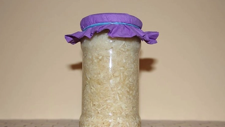 Hrean la borcan pentru iarnă. În ce feluri de mâncare poți adăuga ingredientul delicios