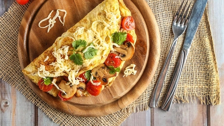 Omletă cu ciuperci la micul dejun. Un preparat copios și gustos, gata în doar câteva minute