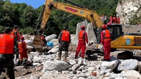 O alunecare de teren din China a îngropat 44 de persoane