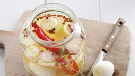 Ouă murate. Cum se prepară delicioasele ouă marinate și cum se mănâncă
