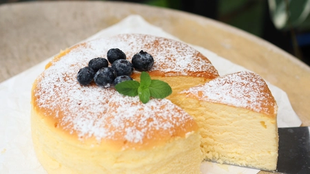 Prăjitură japoneză pufoasă. Cucerește-i pe cei dragi cu un adevărat deliciu