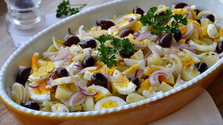 Salată de cartofi orientală. Rețeta simplă pentru o salată sănătoasă, gustoasă și dietetică