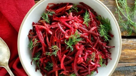 Salată de sfeclă roșie cu hrean ca în Bucovina. Rețetă cu beneficii uimitoare pentru sănătate