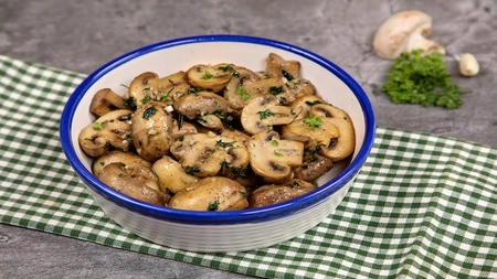 Tocăniță de ciuperci cu ceapă și usturoi. O mâncare savuroasă cu doar câteva ingrediente