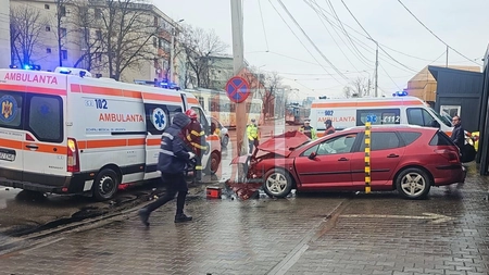 Accident rutier violent pe bulevardul Nicolaie Iorga. Un autoturism a intrat într-un stâlp. Sunt mai multe victime - EXCLUSIV, FOTO, VIDEO, UPDATE