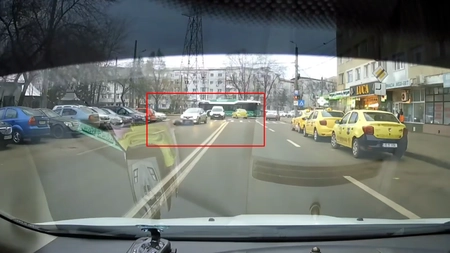 Accident rutier în Alexandru cel Bun. Un bărbat de 87 ani a fost lovit pe trecerea de pietoni de o şoferiţă. Iată momentul impactului - VIDEO