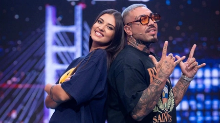 Antonia și Alex Velea locuiesc într-o casă de vis. Vila este situată pe malul unui lac