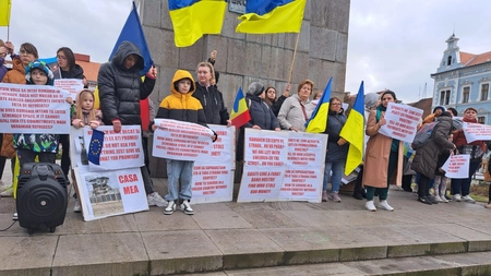 Refugiații din Ucraina sunt nemulțumiți! Au ieșit pe străzile din România să protesteze pentru a cere bani de la Guvern. Pancarte prin care acuză faptul că banii le-ar fi fost furați - FOTO