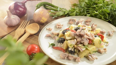 Salată cu pește afumat și cartofi. Rețeta unui preparat aromat, gustos și sățios