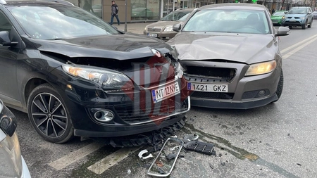Accident rutier în centrul Iașului. Trafic îngreunat, după ce două autoturisme au intrat în coliziune - FOTO, VIDEO