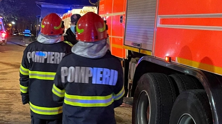 Explozie urmată de incendiu, într-un bloc din județul Bacău! Un bărbat s-a ales cu arsuri pe tot corpul