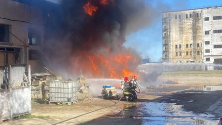 Incendiu violent la Pitești! Au ars recipiente de metal depozitate într-o hală din nordul orașului