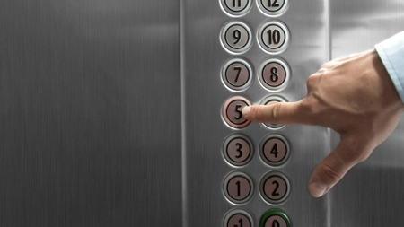 Obiectele pe care nu ai voie să le cari cu liftul dacă stai la bloc. Ce amenzi riscă locatarii