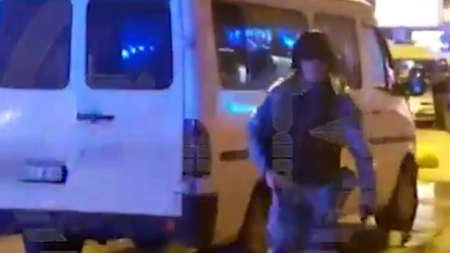 „Microbuz alb suspect”, cu presupuse numere de înmatriculare ucrainene, aflat în parcarea unde a avut loc atacul terorist din Rusia