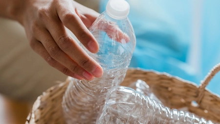 Românii sunt nemulțumiți de Sistemul de Garanție – Returnare. Cei 50 de bani în plus la fiecare sticlă nu ajung la cumpărători