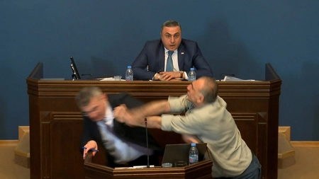 Bătaie în Parlamentul Georgiei! Liderul partidului de guvernământ, lovit cu pumnul. „O provocare planificată, presupus plătită” - VIDEO