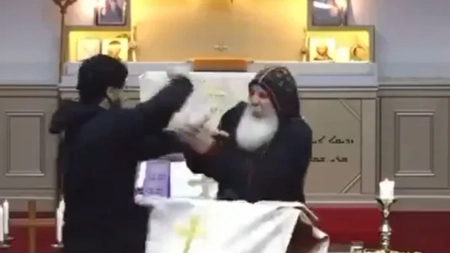 Atac într-o biserică! Un episcop a fost înjunghiat de mai multe ori în timpul unei slujbe - VIDEO