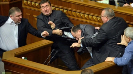 Scene de coșmar! Bătaie generală în parlament - VIDEO