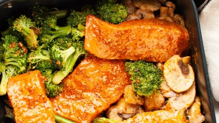 Cea mai bună rețetă de legume cu somon la Airfryer! O rețetă delicioasă pe care o poți face la friteuza cu aer cald