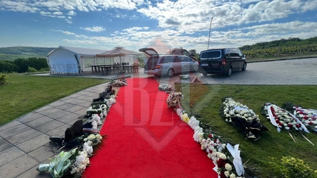 Ultimele pregătiri înainte de a-l conduce pe Costel Corduneanu la cimitir. Zecile de flori și coroane, încărcate în mașini - FOTO, VIDEO