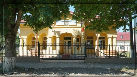Primăria Prisăcani cheltuie 1,3 milioane de lei pentru modernizarea sediului instituției. Inclusiv trotuarele din comună vor fi reparate