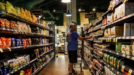 Amenzi uriașe pentru supermarketurile care vor delista de la rafturi produse românești ieftine: 5% din cifra de afaceri