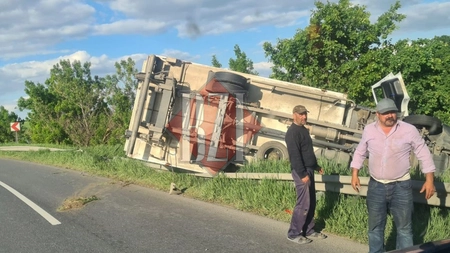 Accident rutier în județul Iași! Un TIR s-a răsturnat în afara părții carosabile - EXCLUSIV