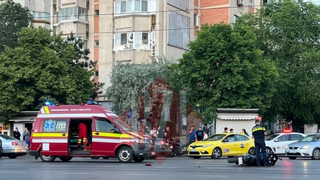 La un pas de încă o tragedie. O motocicletă a fost lovită în plin în Nicolina. O persoană a fost rănită - EXCLUSIV, FOTO, VIDEO, UPDATE