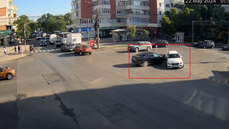 Accident rutier în Iași, două autoturisme au intrat în coliziune. Impactul a fost surprins de camerele de supraveghere - VIDEO, UPDATE